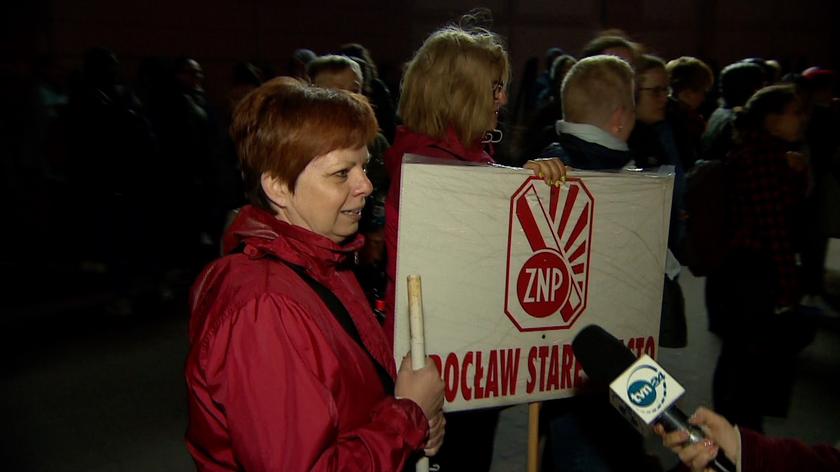 Nauczyciele z Wrocławia jadą do Warszawy, aby wziąć udział w manifestacji przed MEN