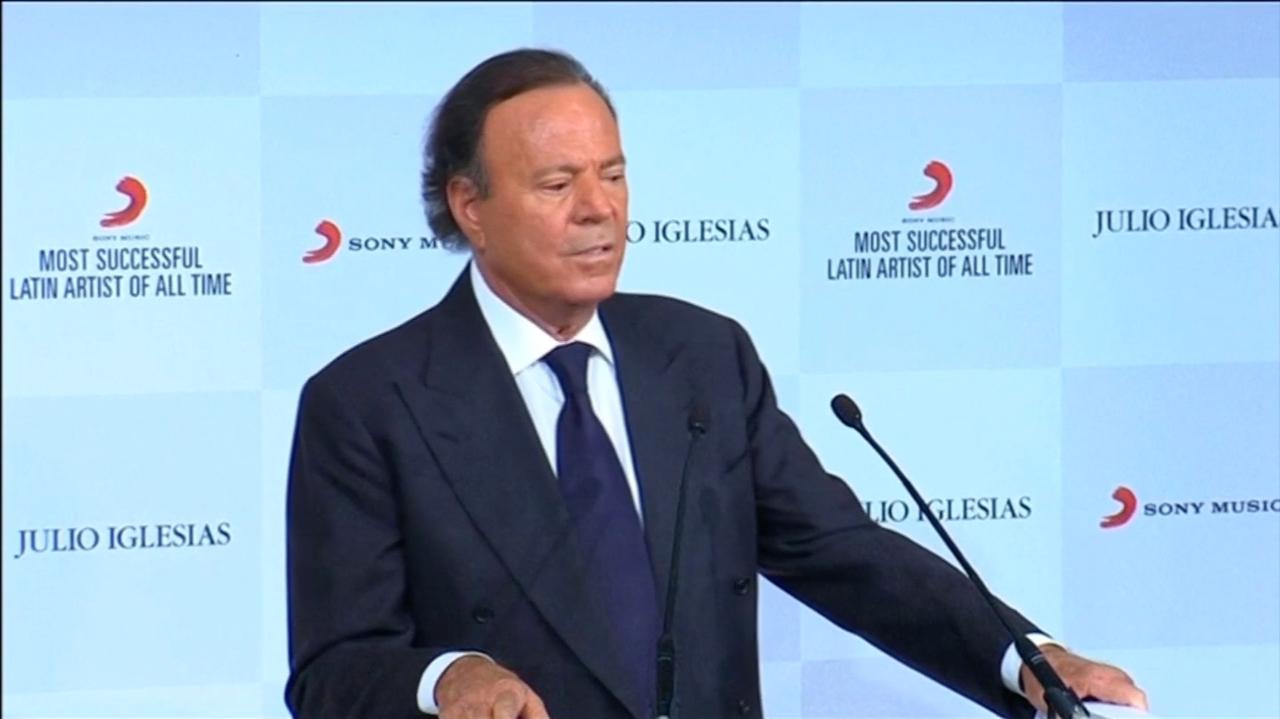 República Dominicana.  Julio Iglesias fue detenido en el aeropuerto por transportar 42 kg de alimentos