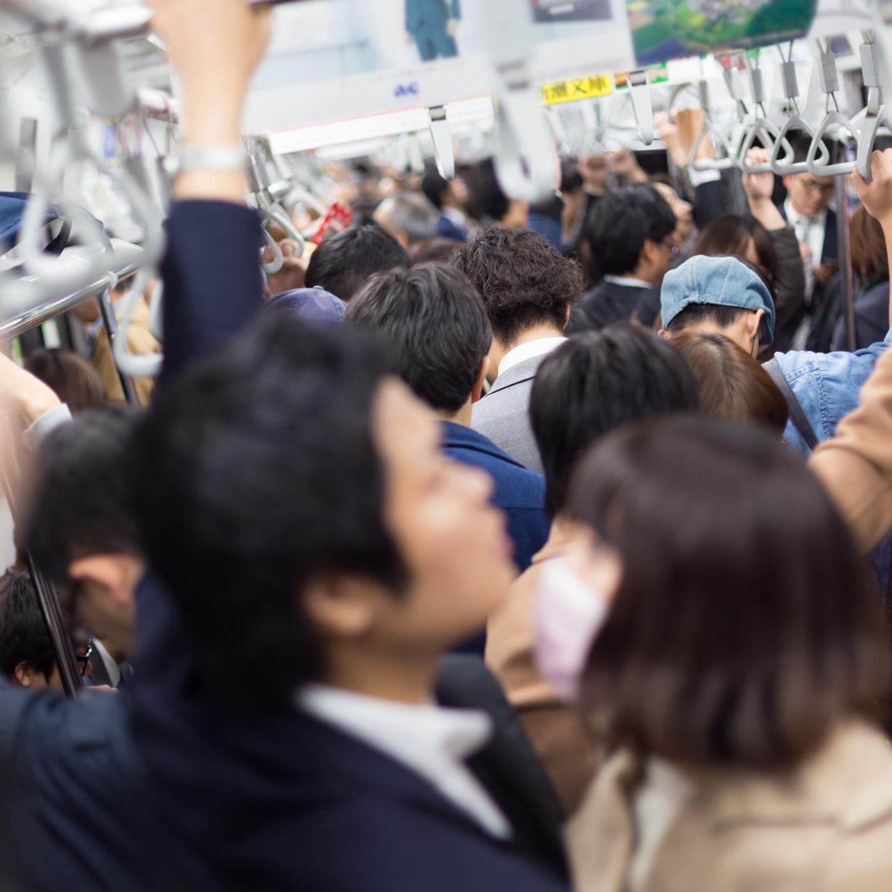 Japonia. Molestują kobiety w metrze, nagrania wrzucają do Internetu. Na  czym polega chikan - TVN24