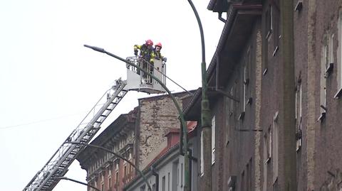 Pożar kamienicy w Bytomiu. Poparzony strażak trafił do szpitala