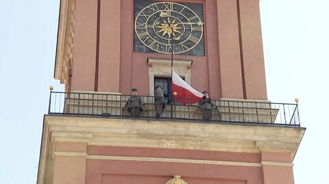 Podniesienie flagi na wieży zegarowej Zamku Królewskiego 