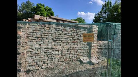 Białystok. Miasto odnawia ocalały fragment ogrodzenia cmentarza gettowego z lat 1941-43 (8.07.2023)