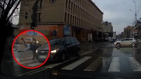Potrącenie pieszego na pasach w Katowicach (wideo bez dźwięku)