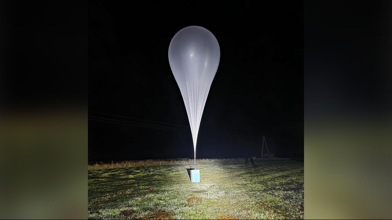Nastolatek zauważył, jak na polu ląduje balon. Miał doczepiony tajemniczy pakunek