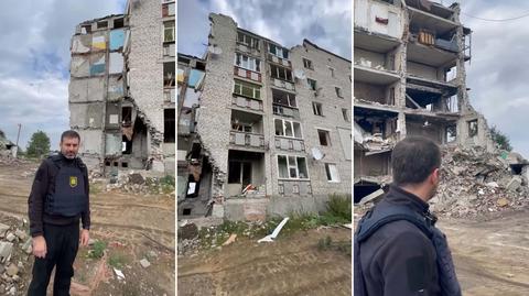 Ukraińcy wieszają flagę na budynku w odbitej miejscowości Wysokopilla w obwodzie chersońskim