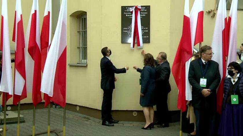Premier podczas uroczystości odsłonięcia tablicy upamiętniającej Kornela Morawieckiego