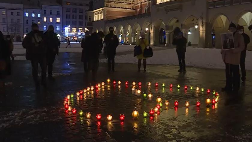 Mieszkańcy polskich miast układają "Serca dla Pawła Adamowicza"