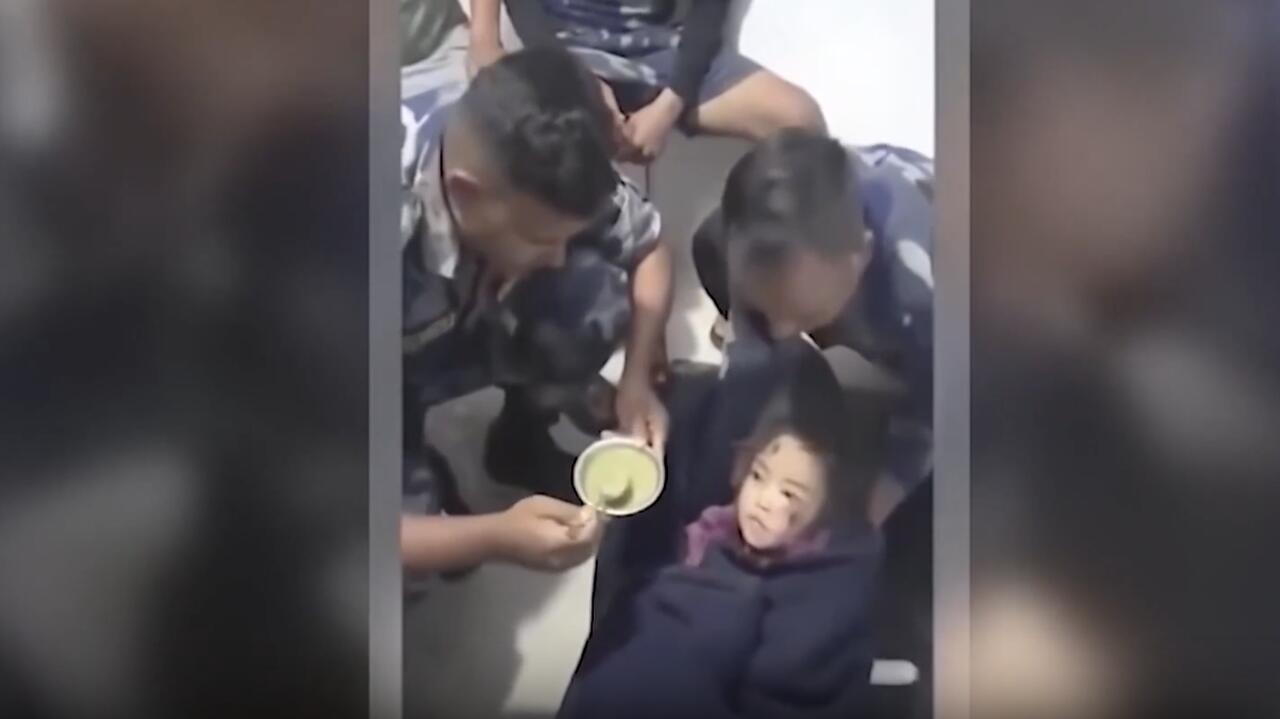 Pięciolatka ocalała po 60 godzinach pod gruzami po osunięciu ziemi w Nepalu