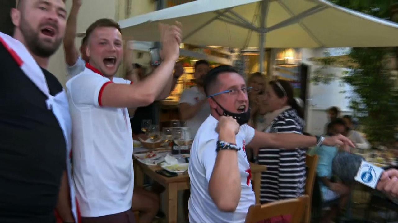 Euro 2020. Poles in Seville.  A TVN24 reporter triggers a “battle” of chants