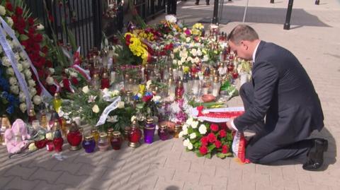 Prezydent Duda złożył kwiaty pod francuską ambasadą w Warszawie