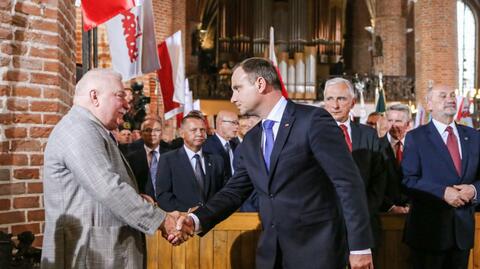 "Przekażcie sobie znak pokoju". Duda i Wałęsa podali sobie ręce