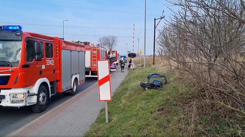 Samochód osobowy zderzył się z pociągiem na przejeździe kolejowym w Łęknie