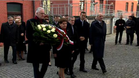 Beata Szydło złożyła kwiaty przy tablicy upamiętniającej Lecha Kaczyńskiego