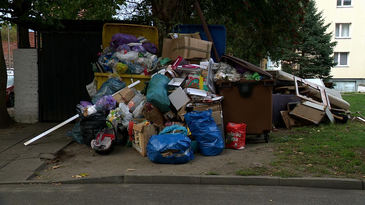 Konflikt śmieciowy w Goleniowie trwa. Spór burmistrza z radą miasta o opłaty za wywóz odpadów. Mieszkańcy toną w śmieciach