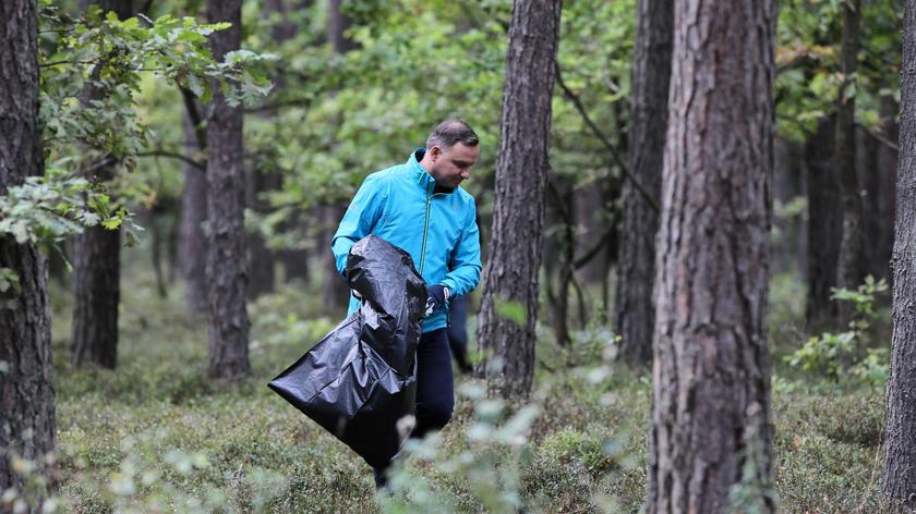 Para prezydencka sprzątała w piątek las w ramach ogólnopolskiej akcji 
