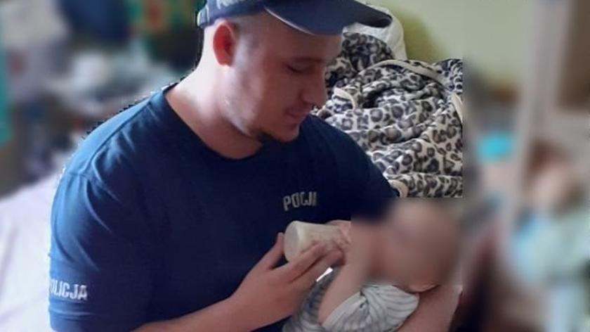 Policjanci nakarmili płaczące niemowlę