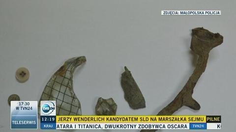 Wśród znalezionych przedmiotów są fragmenty maszynki do włosów, łyżeczki, guzików oraz dwóch szkieł