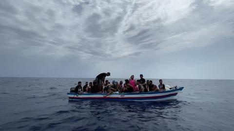 Migranci w drodze do włoskiej Lampedusy. Nagranie archiwalne 