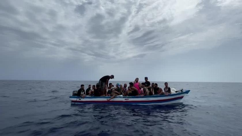 Emigrantes en camino a Lampedusa, Italia.  Registro de archivo 