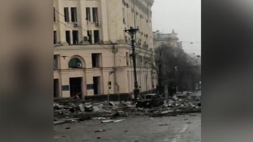 Zniszczenia po wybuchu w centrum Charkowa. Spalone auta, w budynkach powybijane szyby (1.03.2022)
