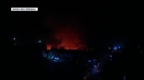Ogień zajął niemal cały budynek - wideo z drona