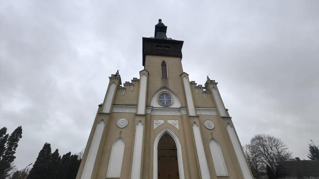 Kościół w Dąbrowicach bez krzyża
