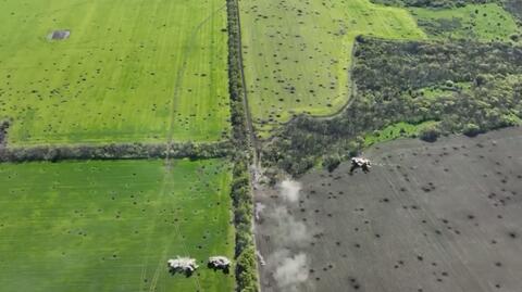 Siły ukraińskie ostrzelały rosyjską kolumnę jadącą przez pole. Nagranie z drona 