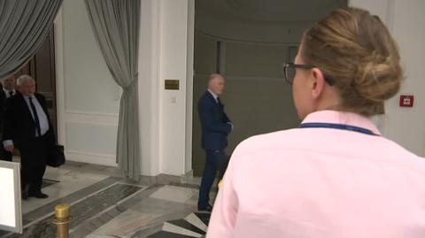 Kaczyński pytany o "hołotę". Przechodzi sejmowym korytarzem, nie odpowiada