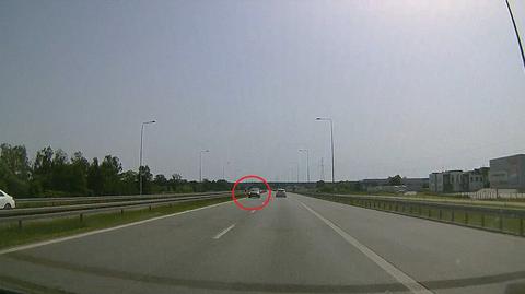Niebezpiecznie na drodze ekspresowej S8 pod Piotrkowem Trybunalskim. Kierowca jechał pod prąd (wideo z 14.02.2023)