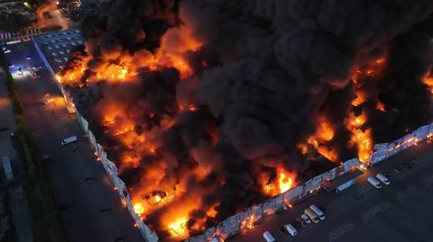 Warszawskie centrum handlowe w ogniu. Nagranie z drona 