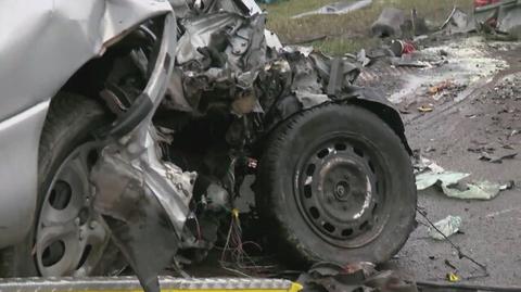 Mazda uderzyła w tira, zginęło pięć osób