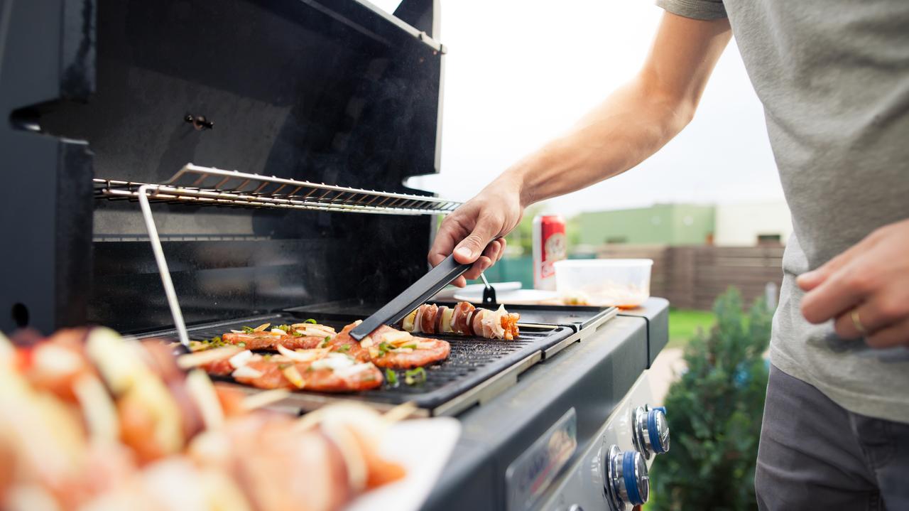 Parrilla.  ¿Cuánto cuestan las salchichas, el pan, la cerveza, el jugo, la mostaza y el ketchup? Comparar precios