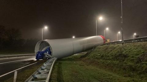 Ogromna część turbiny wiatrowej spadła na ciężarówki na autostradę w Holandii