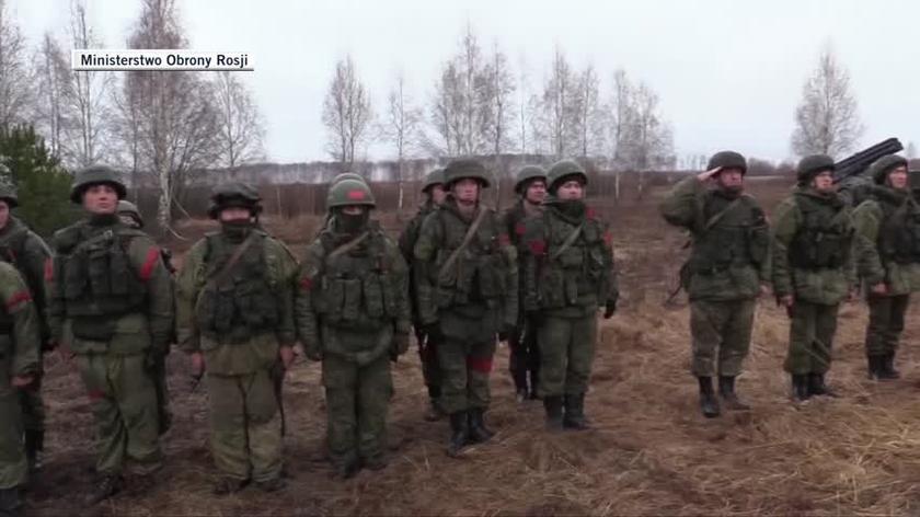 General Lapin presents decorations to Russian soldiers fighting in Ukraine