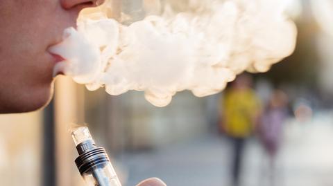Dr Matuszkiewicz o e-papierosach: spalanie smakowych związków generuje związki o działaniu rakotwórczym