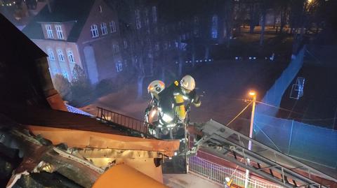 Pożar na poddaszu budynku wielorodzinnego w Bielawie (woj. dolnośląskie).