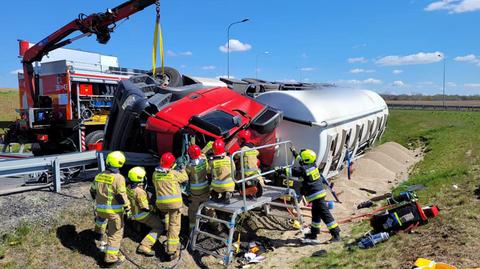 Cysterna przewróciła się na zjeździe z autostrady