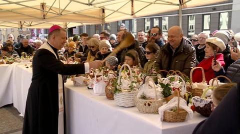 W Wielką Sobotę katolicy nawiedzili groby pańskie i zgodnie z polską tradycją poświęcili pokarmy
