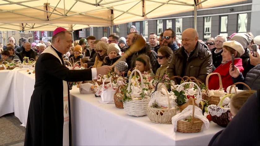 W Wielką Sobotę katolicy nawiedzili groby pańskie i zgodnie z polską tradycją poświęcili pokarmy