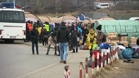 Medyka. Uchodźcy dostają się do Polski również pieszo. Tylko minionej doby zrobiło tak ponad 18 tysięcy osób   