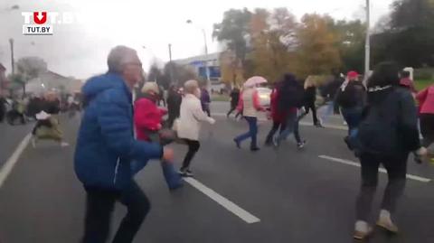 Przeciw protestującym emerytom milicja w centrum Mińska użyła granatów hukowych i gazu łzawiącego