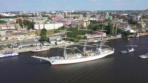 Dar Młodzieży sails into Szczecin 