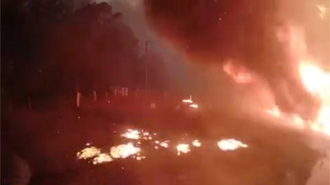 Strażacy uciekają przed pożarem w Australii