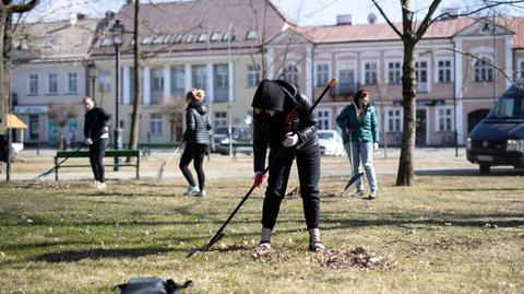 Suwałki. Grupa uchodźców z Ukrainy posprzątała w czynie społecznym miasto