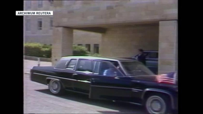 Robert McFarlane podczas wizyty na Bliskim Wschodzie w 1983 roku