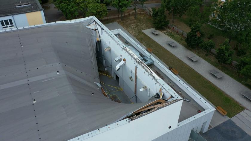 Zawalony dach w hali sportowej na poznańskim osiedlu Pod Lipami (wideo z czerwca 2021 roku)