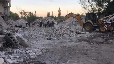 Czasiw Jar. Ukraińscy ratownicy przeszukują gruzy zbombardowanego budynku 