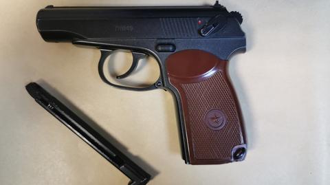 Hajnówka. Policja zatrzymała 28-latka, który miał zabrać z marketu whisky i przyłożył ochroniarzowi do głowy przedmiot przypominający broń (15.05.2023)