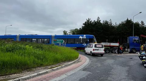 Ciężarówka przewożąca tramwaj utknęła na rondzie w Cedzyni (wideo z 19.05.2023)