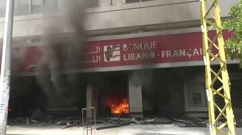 Protestujący w Libanie podpalili placówki banków